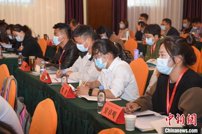 圖為第十五期全國預(yù)防青少年違法犯罪工作理論與務(wù)實(shí)高級(jí)研修班學(xué)員正在上課?！∝暩聛硭?攝