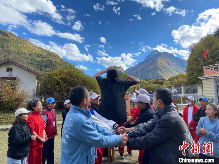 圖為學(xué)生們在西藏巴松措青少年活動(dòng)營地開展趣味活動(dòng)?！∥鞑厍嗌倌陮?shí)踐教育基地供圖