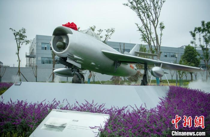 園林式戰(zhàn)斗機博物館內(nèi)展示的“殲5甲”飛機?！⒅铱?攝