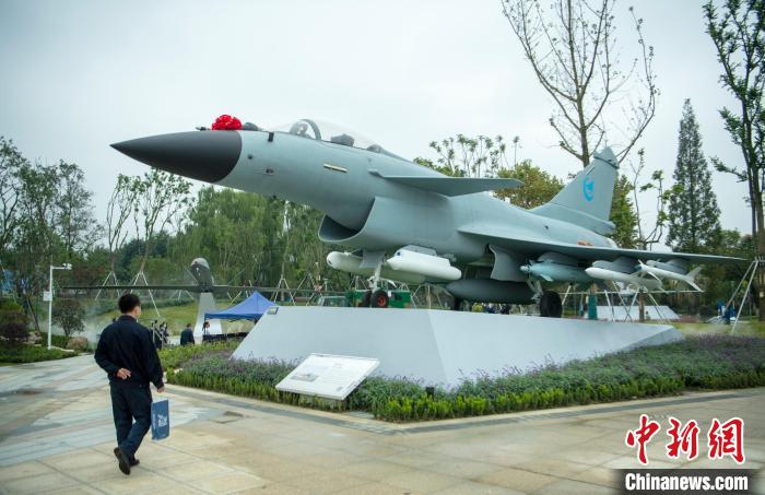 園林式戰(zhàn)斗機博物館內(nèi)展示的“殲10C”飛機。　劉忠俊 攝