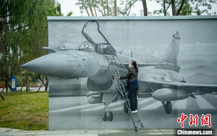 “猛龍出擊”互動墻前市民體驗登機場景?！⒅铱?攝