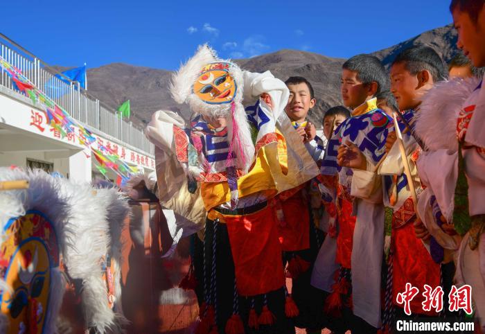 圖為加查縣安繞鎮(zhèn)小學(xué)學(xué)生在試穿藏戲面具。　貢嘎來松 攝
