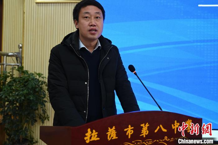 圖為城關(guān)區(qū)委副書記、區(qū)委教育工作領(lǐng)導(dǎo)小組組長汪鋒致辭?！≮w朗 攝