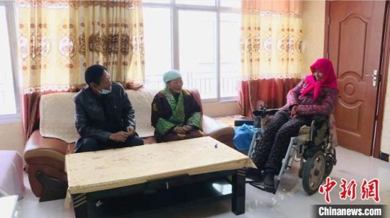 圖為仁欠卓瑪一家在房間里愉快的聊天。　都蘭縣委宣傳部 供圖 　　