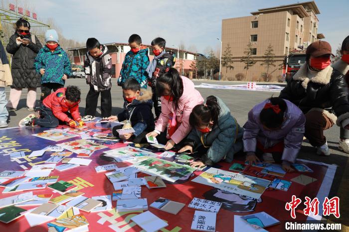 圖為小朋友們參加趣味游戲活動?！铨埥?攝