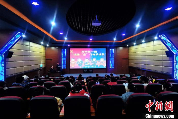 圖為小朋友們上消防安全知識教育課?！铨埥?攝