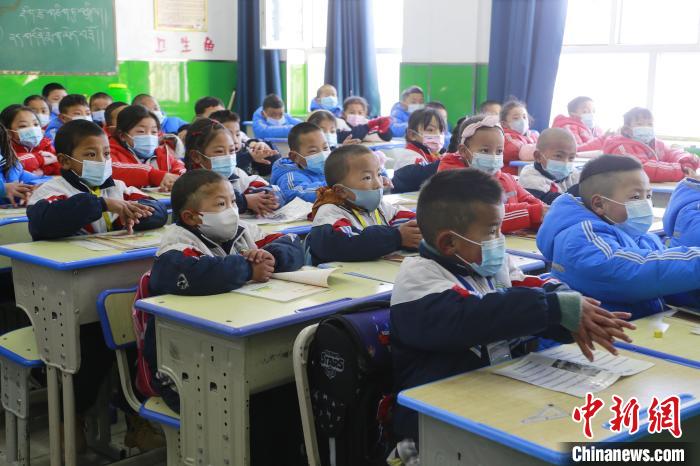 圖為學(xué)生學(xué)習(xí)七步洗手法?！●R銘言 攝