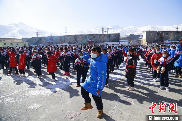 圖為學(xué)生跳起歡快的藏族舞蹈迎接新學(xué)期?！●R銘言 攝