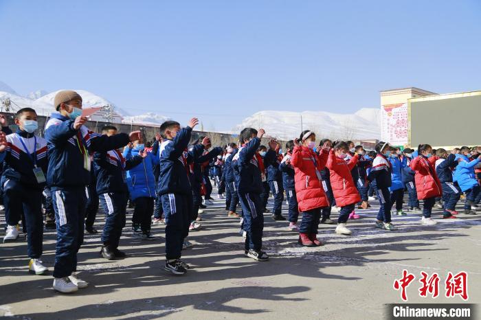 圖為學(xué)生跳起歡快的藏族舞蹈迎接新學(xué)期?！●R銘言 攝