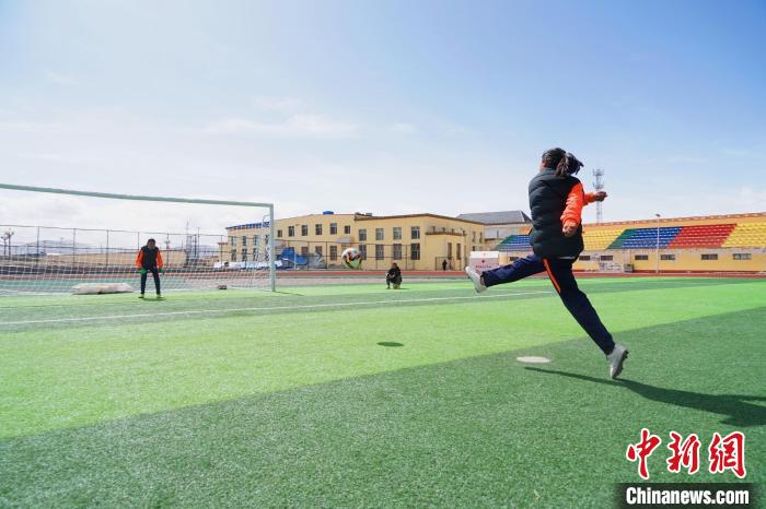 圖為一名女孩進(jìn)行射門訓(xùn)練。　馬銘言 攝