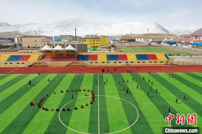 航拍曲麻萊縣足球場?！●R銘言 攝