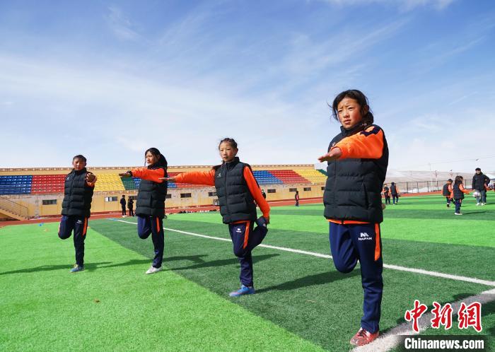 圖為孩子們正在熱身?！●R銘言 攝