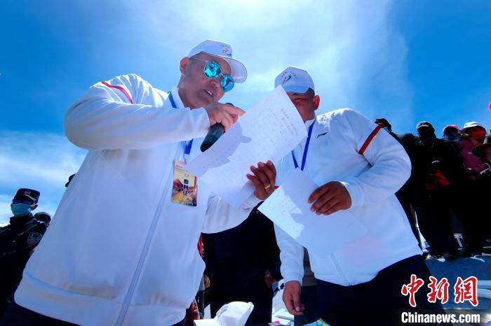 圖為裁判員統(tǒng)計(jì)牧民運(yùn)動(dòng)項(xiàng)目比賽成績(jī)?！±铍h 攝