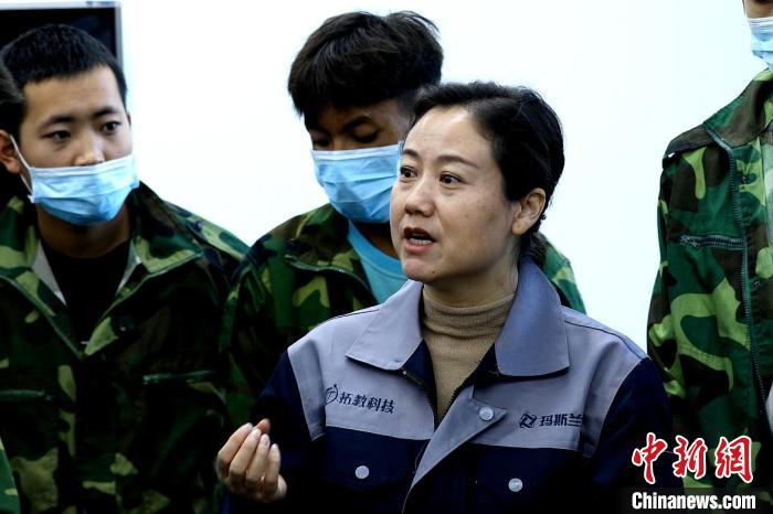 圖為李富香給與學(xué)生交流。(資料圖) 青海省教育廳供圖