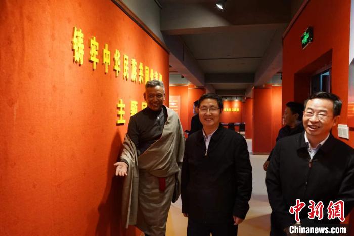 資料圖為參觀鑄牢中華民族共同體意識(shí)主題展?！『F龍 攝