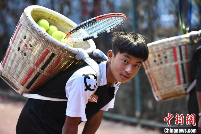 圖為“背簍少年”王發(fā)正在廊坊市體育館網(wǎng)球訓(xùn)練中心進(jìn)行訓(xùn)練?！∴嵆孔?攝