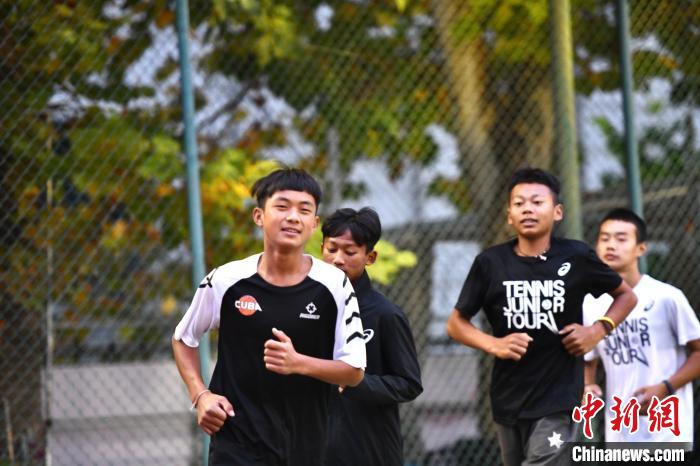 圖為王發(fā)和隊(duì)友們進(jìn)行體能訓(xùn)練?！∴嵆孔?攝