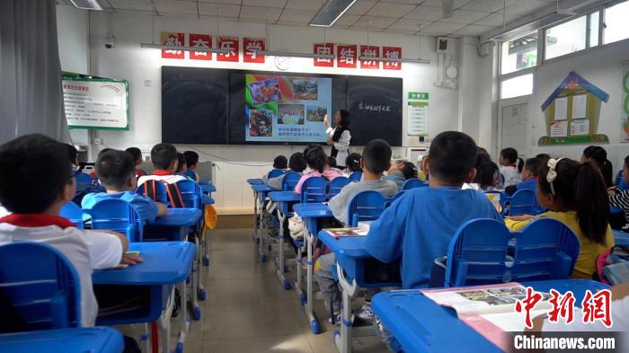 正在上課的學(xué)生?！√茊⒑?攝