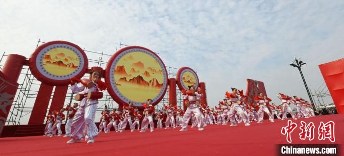 圖為山西翼城花鼓展演?！×赫赵?攝