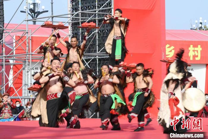 圖為少數(shù)民族舞蹈展演?！×赫赵?攝