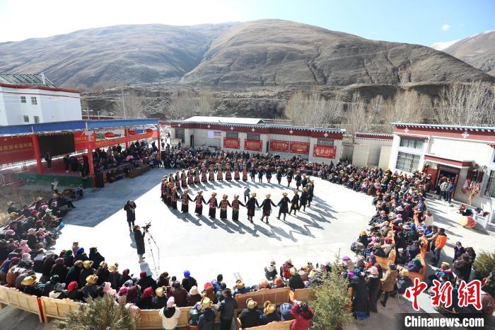 圖為匯報演出現(xiàn)場?！愔闈扇?攝