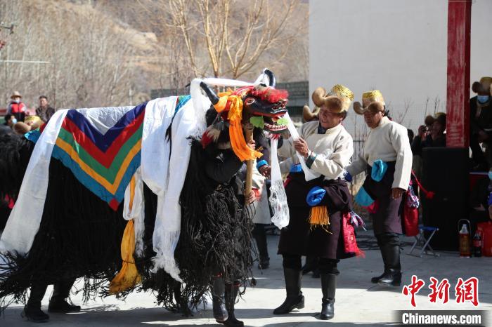 圖為民間藝人表演加麻百·甲江?！愔闈扇?攝