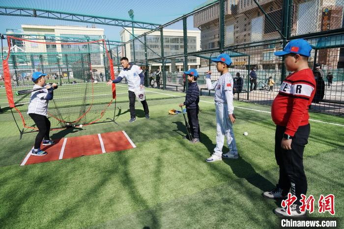 圖為小棒球手們進行擊球訓練?！●R銘言 攝