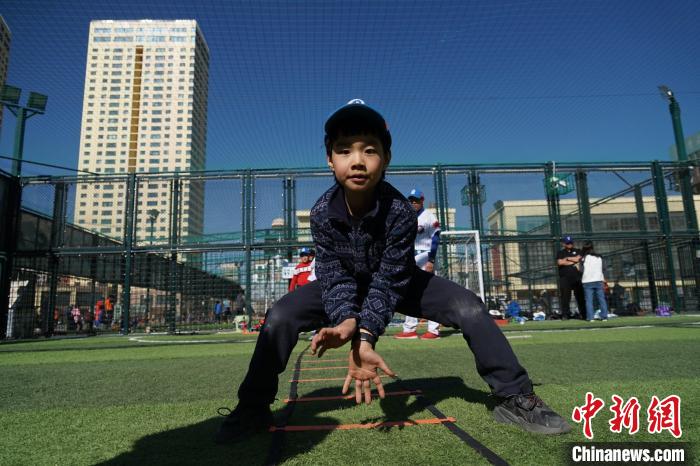 圖為小棒球手進行接球動作訓練?！●R銘言 攝