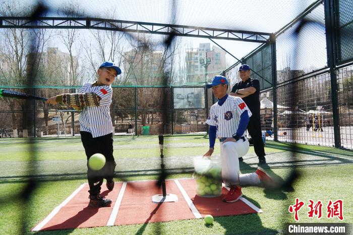 圖為教練指導小棒球手進行擊球訓練?！●R銘言 攝