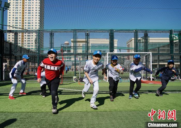 圖為小棒球手們進行體能訓練?！●R銘言 攝