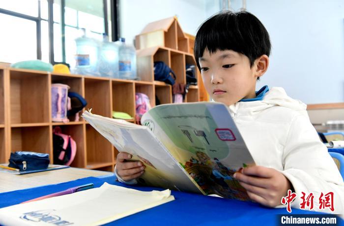 3月14日，西藏拉薩市第一小學一年級六班學生丁增樂吉在閱讀藏語課本?！±盍?攝