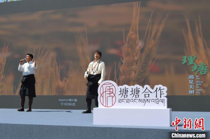 “康巴漢子”現(xiàn)場獻(xiàn)唱。　朱凌捷 攝