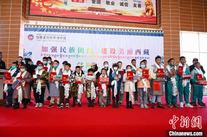 圖為部分獲獎(jiǎng)學(xué)生合影?！≮w朗 攝