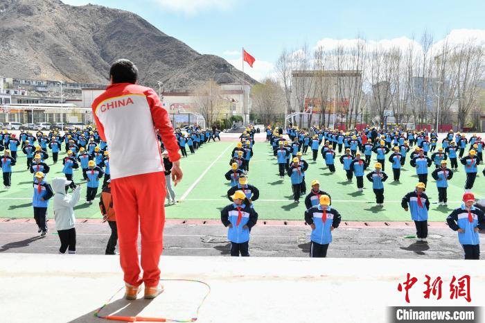 圖為學(xué)生在跳繩教練齊景龍的指導(dǎo)下做準(zhǔn)備運(yùn)動(dòng)。　貢嘎來松 攝