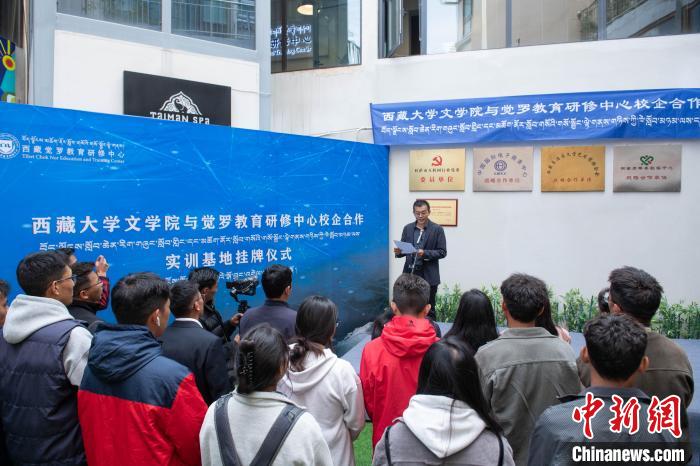 圖為企業(yè)代表發(fā)言?！∝暩聛硭?攝