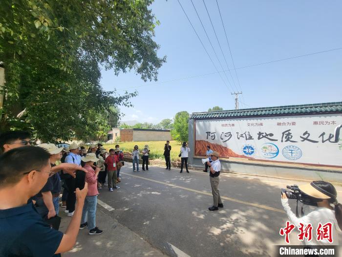 圖為中國地質大學(北京)教授張緒教介紹村落情況?！『衍?攝