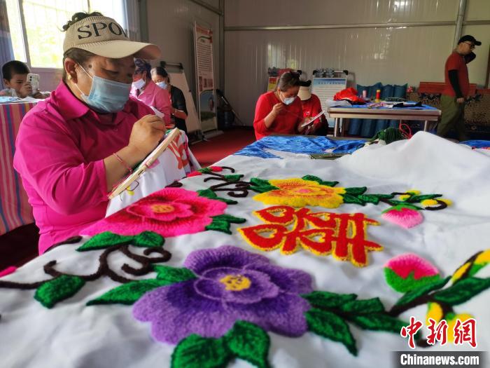 圖為婦女制作青繡。　張?zhí)砀?攝