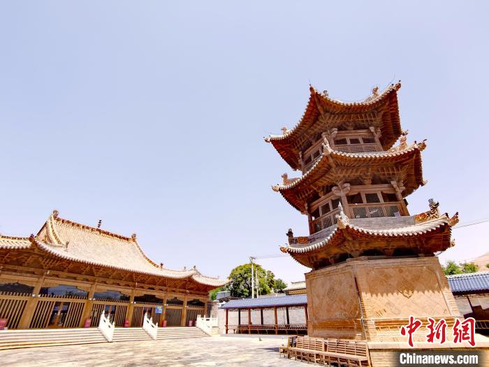 圖為阿河灘清真寺局部?！?zhí)砀?攝