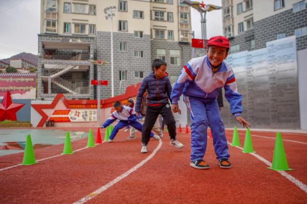 在高原上教孩子們打手球，“慢慢兒來(lái)，甭著急！”
