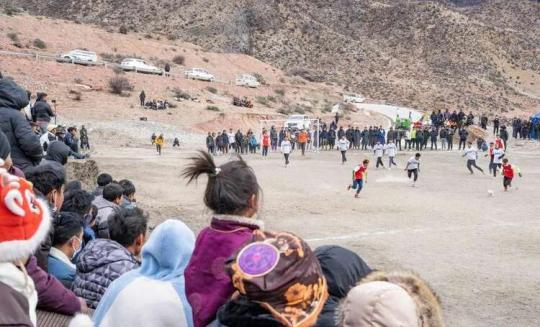 西藏昌都:“云中球場”上的藏東小鎮(zhèn)足球賽