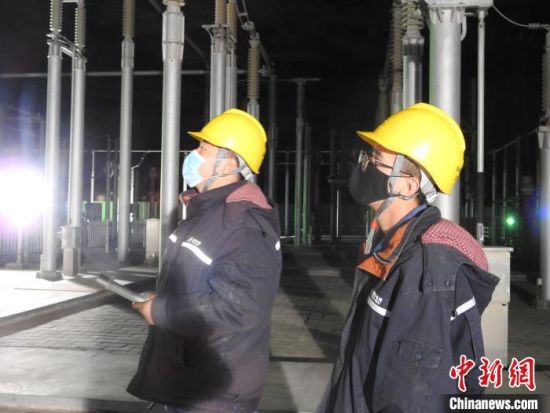 圖為5月10日凌晨，國(guó)網(wǎng)青海檢修公司柴達(dá)木換流站運(yùn)維人員在進(jìn)行柴拉直流系統(tǒng)停電操作?！∫杂?攝