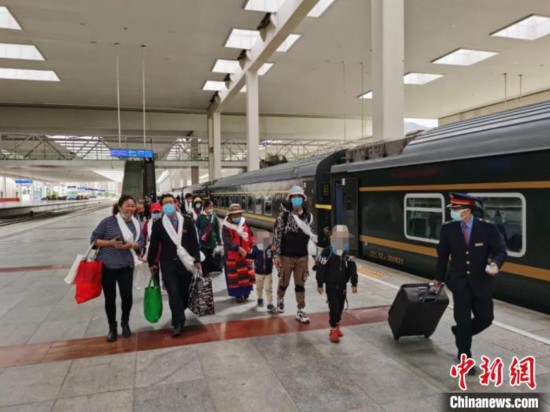 圖為拉薩車站工作人員為西藏先心病患兒和陪同人員提供“綠色”接力幫扶，并開通了專門通道，讓他們快速進站上車。拉薩車站 供圖