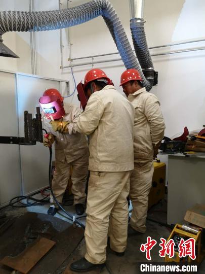 圖為學員正在進行電焊技能學習?！》尔惙?攝