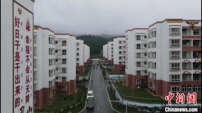 越西縣最大的易地扶貧搬遷安置點(diǎn)——城北感恩社區(qū)。　何浠 攝