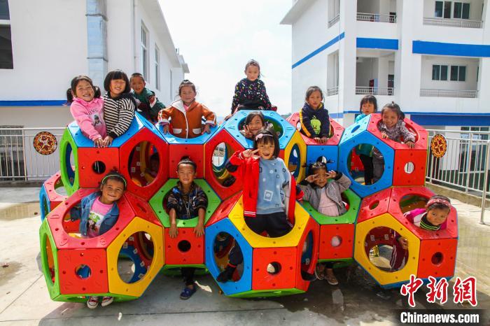 喜德縣一學(xué)校內(nèi)，孩子們露出開心的笑容?！柟拍救?攝