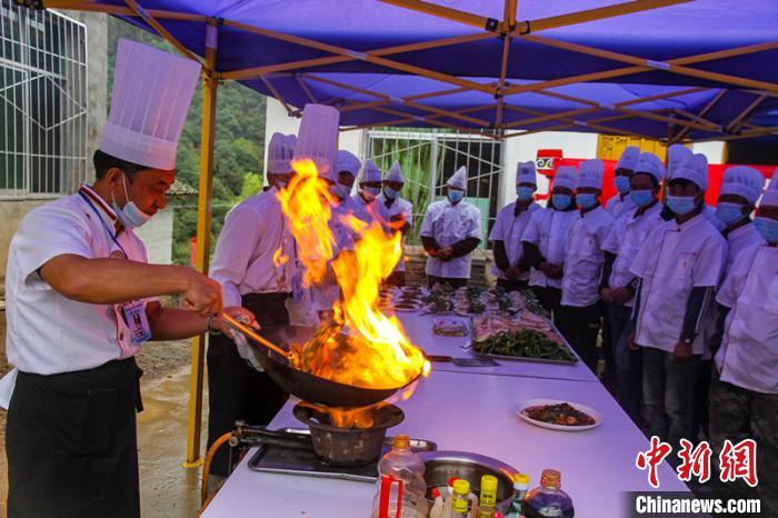 喜德縣冕山鎮(zhèn)舉辦的廚師培訓(xùn)班上，老師正在示范回鍋肉的做法?！柟拍救?攝