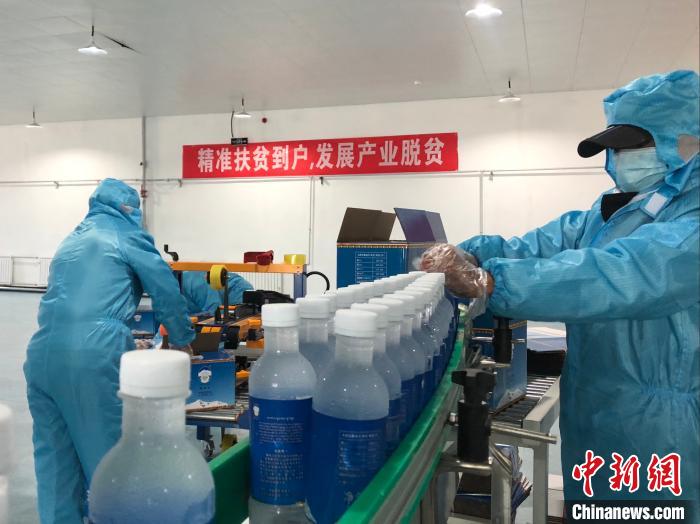 圖為阿里地區(qū)措勤縣某飲用水加工公司，該公司以“基地+公司+貧困民眾”為運(yùn)營(yíng)模式，帶動(dòng)貧困民眾68戶232人?！≈x牧 攝