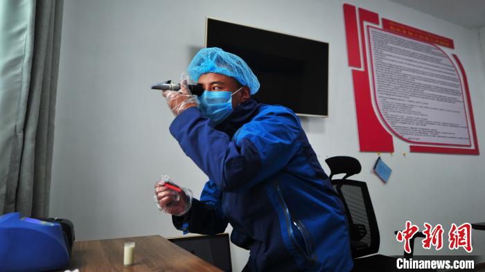 圖為8月11日，西藏那曲市聶榮縣色慶鄉(xiāng)雜瑪多種經(jīng)營合作聯(lián)合社質檢員對從各牧場收集上來的牛奶進行質量檢測。色慶鄉(xiāng)統(tǒng)籌全鄉(xiāng)28個行政村的合作社，成立了擁有規(guī)范管理體系的合作聯(lián)合社，整合集體草場建立5座牧場，各牧場按照計分制統(tǒng)一放牧，畜產(chǎn)品實行定點、定時、定人收購，再統(tǒng)一檢測、加工、出售，建立了完整的牧業(yè)全產(chǎn)業(yè)鏈(資料圖)?！垈?攝