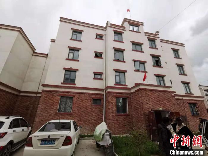 圖為8月12日，2018年7月從距那曲市色尼區(qū)城區(qū)那曲鎮(zhèn)90千米外的古露鎮(zhèn)當桑村搬遷至城區(qū)的旦增新家位于一棟四層的樓房內(資料圖)?！垈?攝