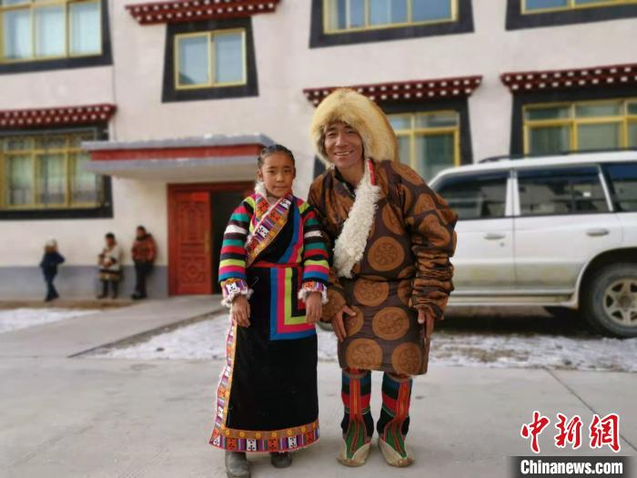 圖為2020年1月16日，搬遷至那曲市安多縣卓格扶貧小區(qū)的農(nóng)牧民在新家外面合影(資料圖)?！垈?攝